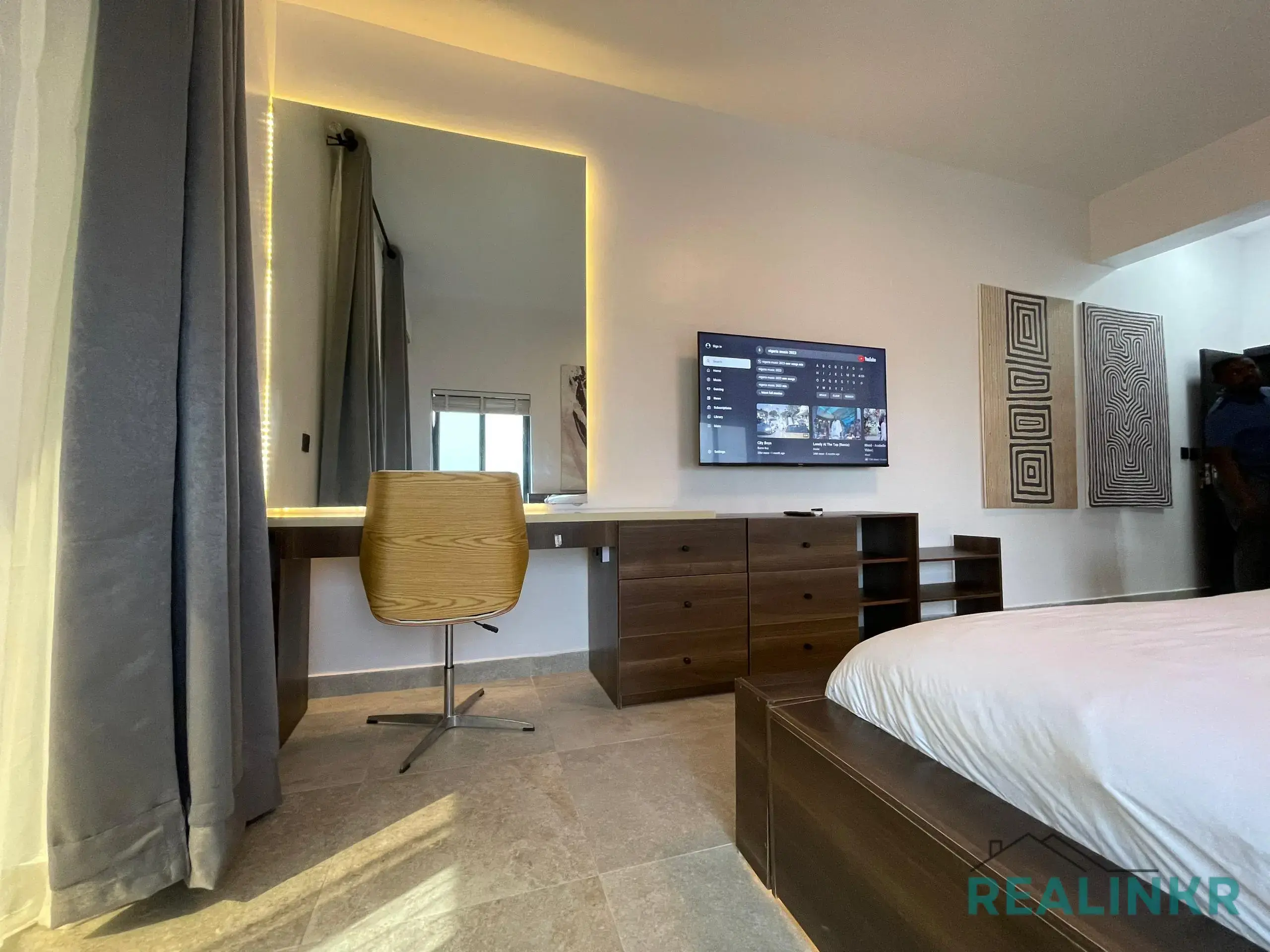 1 Bedroom Service Apartment Fully Furnished